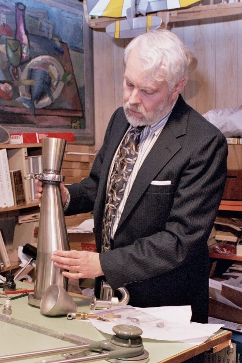 Larry Cottrill with Cyclodyne(TM) engine prototype parts - Photo Copyright 2003 Cottrill Cyclodyne Corporation