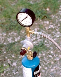 Small propane cylinder regulator and valve setup - Copyright 2004 Larry Cottrill