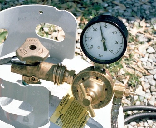 Improved propane cylinder regulator and valve setup - Copyright 2004 Larry Cottrill